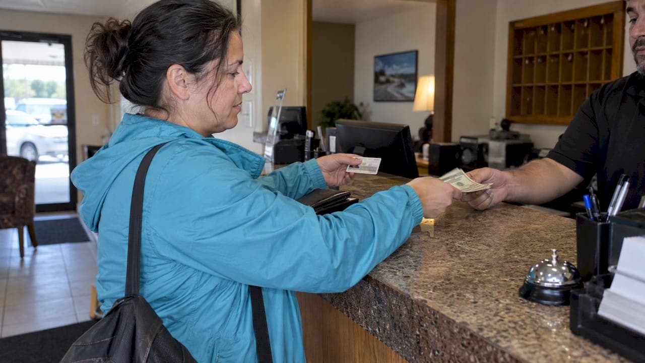 Paying Cash at a Hotel? Confirm Deposits and ID Before Booking